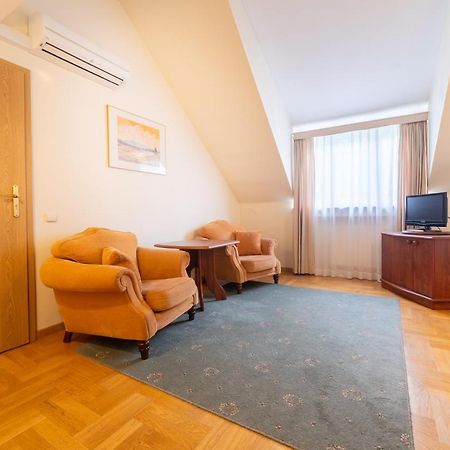 Palac Pod Kampinosem - Blisko Warszawy Leszno  Exterior foto